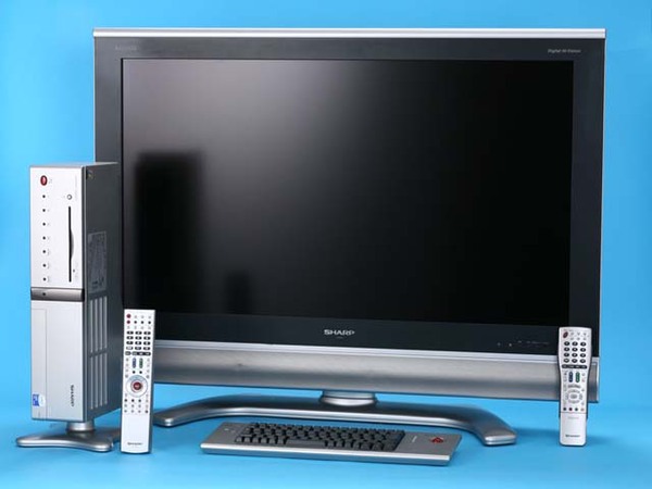 写真1　37インチの液晶TV“AQUOS”に、地デジ録画＆ムーブに対応するスリムパソコンを組み合わせた、「インターネットAQUOS」“37-Dタイプ”。