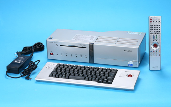 写真2　パソコン本体である「PC-AX100M」。シルバーを基調とした、シンプルかつコンパクトなデザイン。縦置き・横置き、どちらにも対応でき、リビングルームの環境に応じて柔軟に設置できるところがうれしい。 