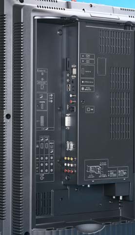 写真3　TV本体のLD-37SP1の背面には、各種インターフェースが並ぶ。パソコンや外部ビデオ機器との接続はここから行なう。