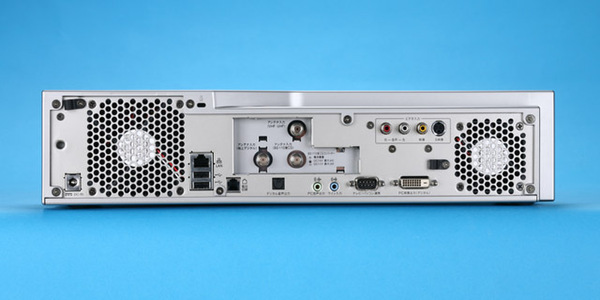 背面にはTVの各種アンテナ入力(地デジ、BSデジタル・CSデジタル、アナログ放送)やネットワーク端子、パソコン出力用のDVIコネクターなどを備える。拡張スロットがないため、パソコンのアップグレードはUSBとIEEE 1394で行なうことになる。