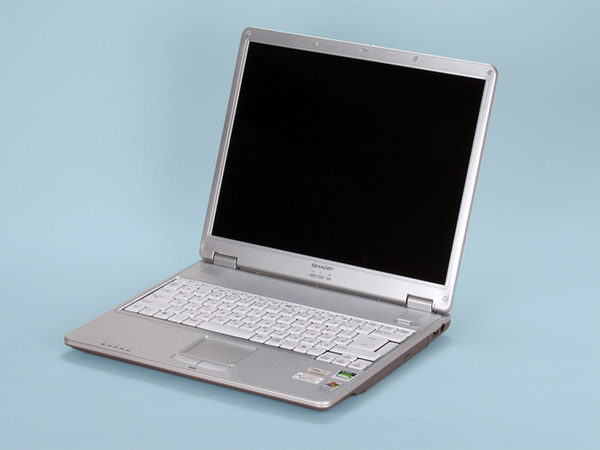 写真1　メタリックカラーのボディーに15インチ/XGA表示のピュアクリーン液晶パネルを搭載した“Mebius”「PC-AE50M」。
