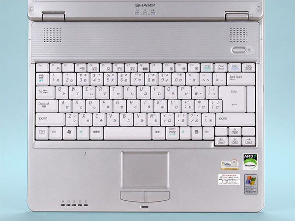 写真4　PC-AE50Mのキーボード。パームレストにUVコーティングを施して汚れが付きにくくなっている。