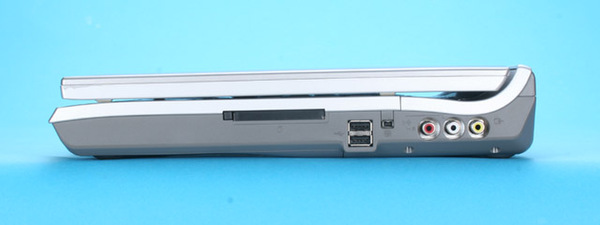 本体右側面には、PCカード(TypeII)×1にUSB 2.0×2、IEEE 1394×1、AV入力端子を装備。