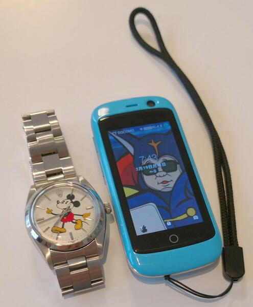 ちょっとクラシカルなデザインのJelly Proは古い腕時計ともぴったりだ