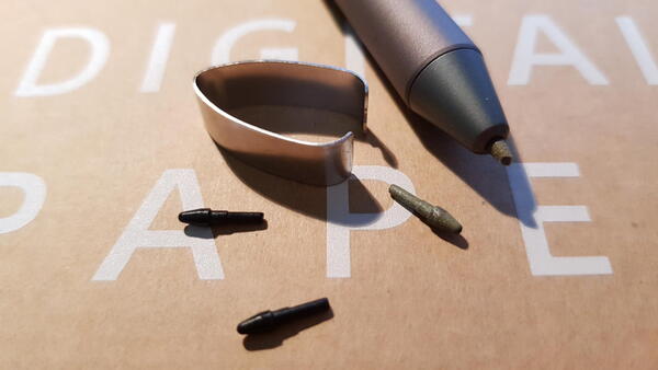 パッケージには、専用スタイラスペン用の芯が2種類（各2個）と芯の引き抜きツールが入っている