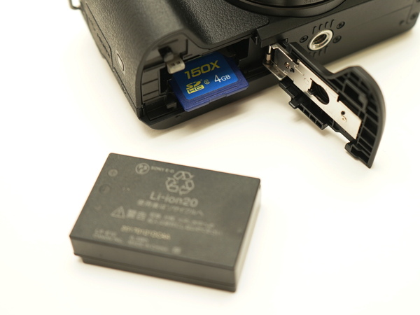 バッテリーとメディア（SDメモリーカード）は本体底面から挿入する