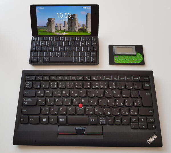 人生最小のキーボードは右上の「ChipCard 100」。最も愛用している「ThinkPadキーボード」はキーピッチ19㎜の王道。GEMINI PDA（左上）はキーピッチ14mmのミニマム