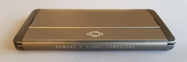商品名であるGEMINIと提供会社名であるPLANET COMPUTERSのロゴは背面のヒンジ上に記述されている