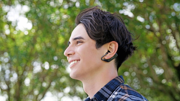 「Xperia Ear Duo XEA20」の使用イメージ。下から耳を挟み込む感じで装着する