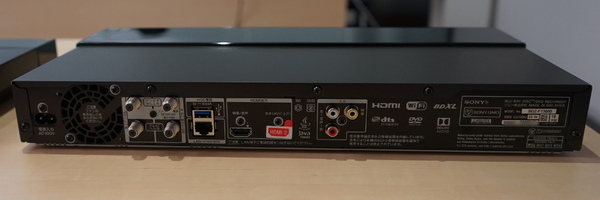 本体背面。HDMI端子は2つあり、1つは音声専用のものとなる