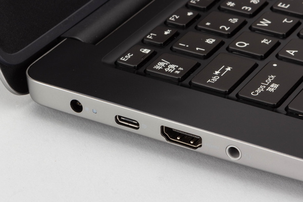 USB Type-C端子はUSB PD対応。アダプターがあれば充電できる