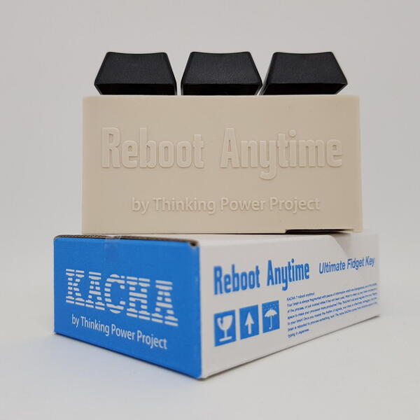 出荷版のKACHAは、幅80ｘ奥行き55ｘ高さ26㎜のウルトラ小さい本物の段ボール箱に入って出荷される