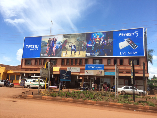 ウガンダにあるTecnoの看板