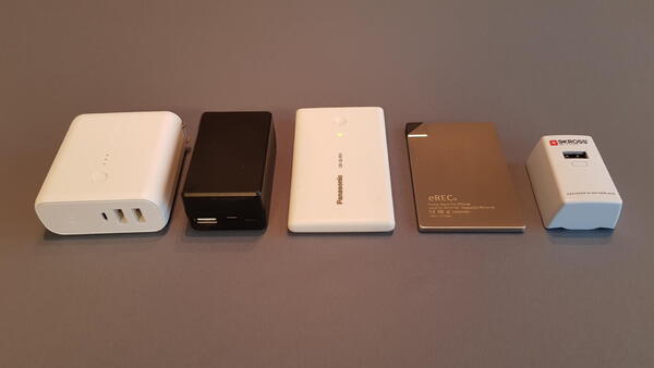 USBモバイルバッテリーの世界は正直で、電池容量が小さくなるほど携帯性は増す。左から、5000mAh、2600mAh、2420mAh、1500mAh、1200mAh。右から2番目のカード型バッテリーのデザインと携帯性が光る