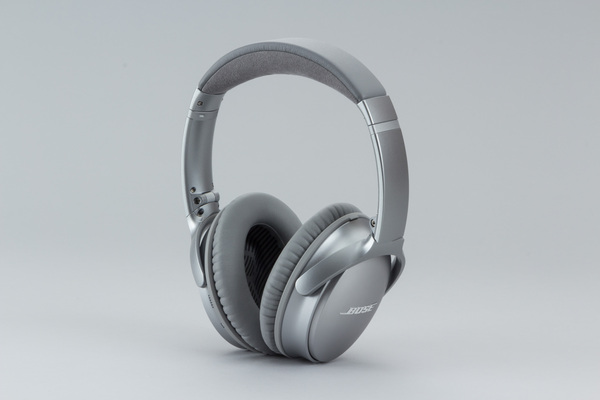 「QuietComfort35 wireless headphone II」の外観。耳をすっぽりと覆うアラウンドイヤータイプながらもサイズはコンパクトだ
