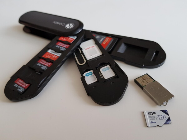 microSDカード→USBアダプターは極めてコンパクトで便利だ