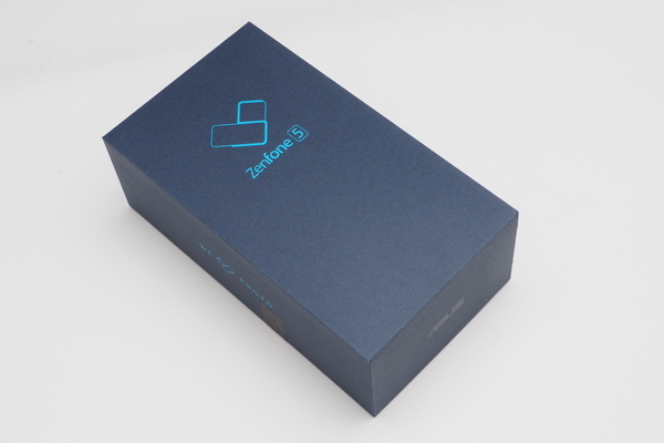 ZenFone 5は濃いブルーの箱に入っている