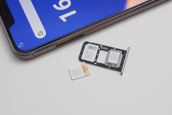 ZenFone 5はSIMを2枚まで装着可能。SIM2がmicroSDカードと排他的なのが残念