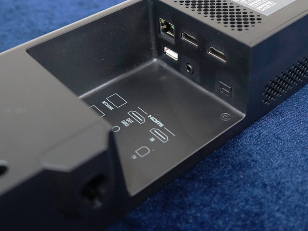 HDMIは入力と出力が1つずつ。4K/60p HDR伝送に対応する（Dolby Visionにも対応）