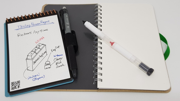 Rocketbook Everlast Miniのメモ用紙の表面処理は紙というよりモバイルできる小型のホワイトボードの表面に近い