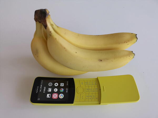 Nokia 8110 4Gは、人間工学を踏まえてデザインされたジョークのようなバナナフォンだ。上しか目指していないかのような昨今のスマホワールドに別の視点のヒントをくれるモデルであり、ロワーマーケットの拡大というメーカーの目と、ユーザーの別の視点がミートすれば爆発するかもしれない