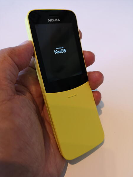 ASCII.jp：復刻で話題の“バナナフォン”「Nokia 8110 4G」を衝動買い (1/5)