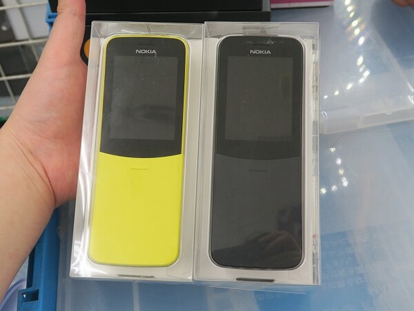 ASCII.jp：マトリックスの携帯電話、“バナナフォン”こと「Nokia 8110