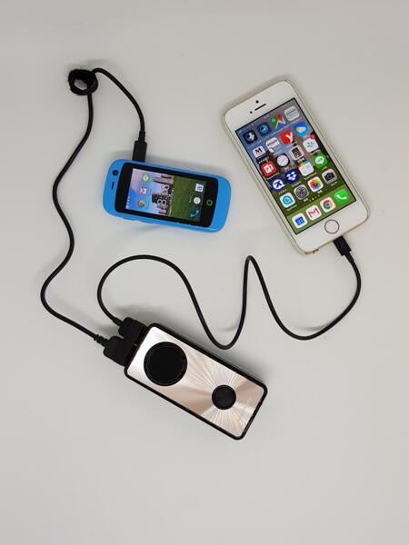 今回、筆者は「iPhone SE」と「Jerry Pro」の2台に同時充電してみた
