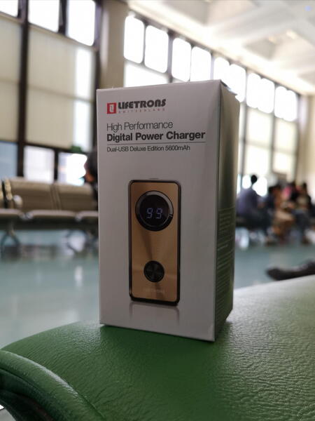スイスと韓国と台湾の合作であるLIFETRONSのUSBモバイルバッテリーのGOLDモデルを衝動買い！　空港待合室で記念撮影