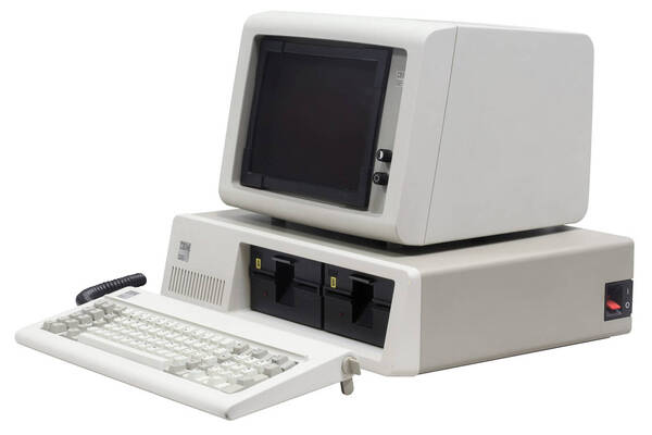 ASCII.jp：1981年発売の初代IBM PCの未開封品が日本で発掘された