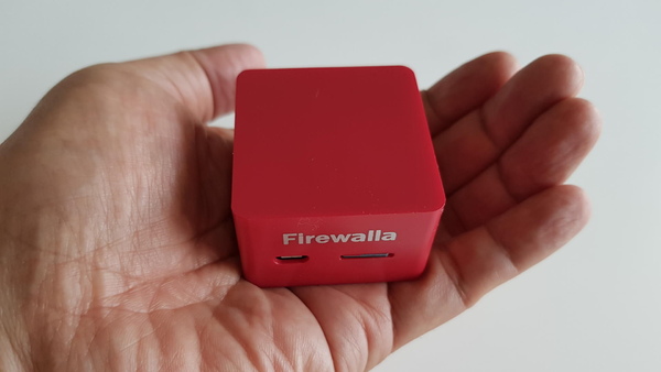手のひらに余裕で乗っかる「Firewalla」はホームファイアウォールの注目製品だ