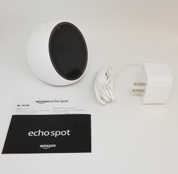 パッケージ内容は超シンプルで、本体であるecho spotと専用ACアダプター、取説の3つだけ