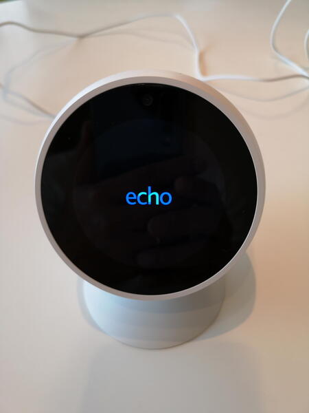 まずは本体echo spotにACアダプターを繋いでパワーオン。ロゴが表示され起動する