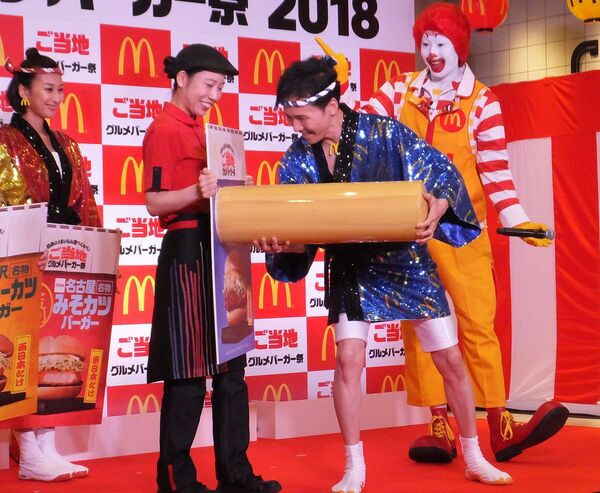ASCII.jp：郷ひろみ、マックの新商品に「実印」を押そうとする
