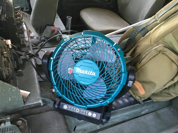 ASCII.jp：クーラーがないハンヴィー車内で使えるマキタの扇風機を買いました (1/2)