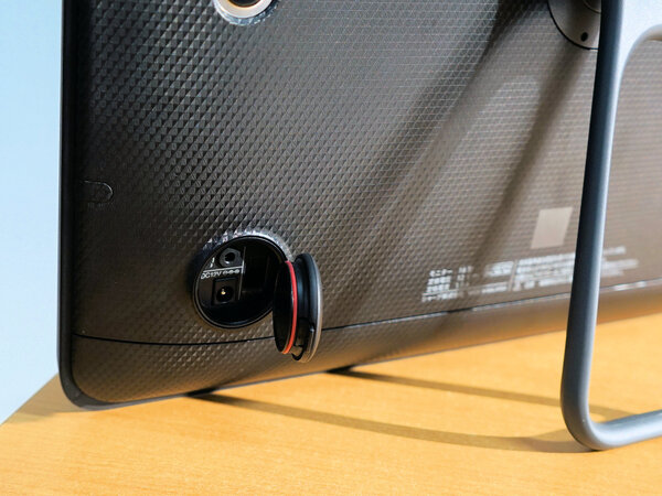 充電端子とヘッドフォン端子はキャップで保護される。Bluetooth非対応なのでイヤフォンを使う場合は端子が露出する形となる