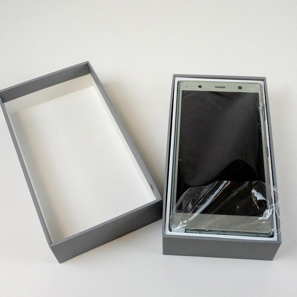 Xperia XZ2 Premium購入で開封の儀！ 箱や同梱物はちょっと残念