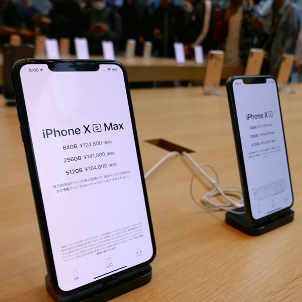 ASCII.jp：祝iPhone XS／XS Max発売開始、雨の表参道に約250人