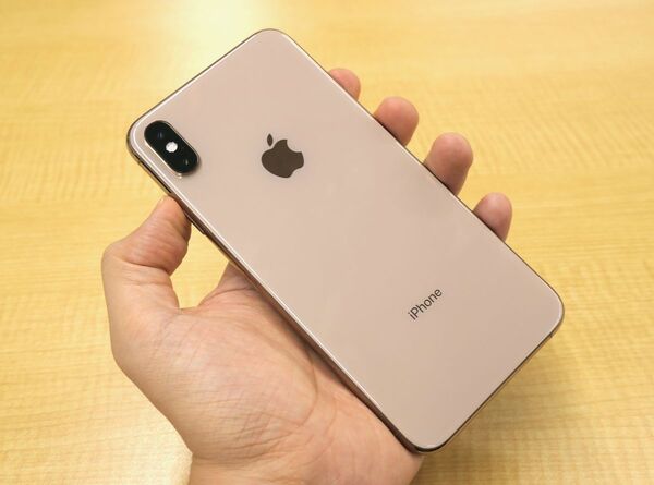 Ascii Jp Iphone Xs Xs Maxを開封ゥ ゴールドがよい感じ 2 2