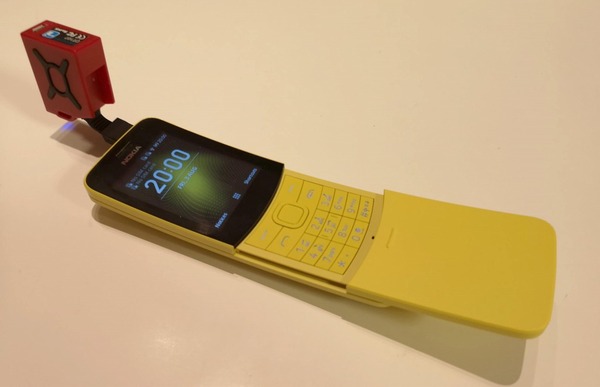 Nokiaのバナナフォンも、なぜか受電ポートは最上部にあるので不自然極まりない
