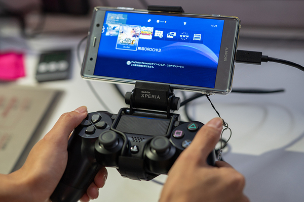 Ascii Jp Xperiaが携帯ゲーム機になるリモートプレイとパジャマ美女で盛り上がったxperiaブース