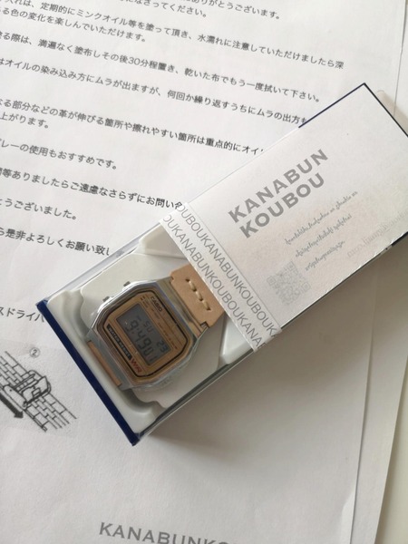 栃木レザー ヌメ革にベルト交換されたA158WEはパッケージにKANABUN KOUBOUのメッセージが添えられて送られてくる