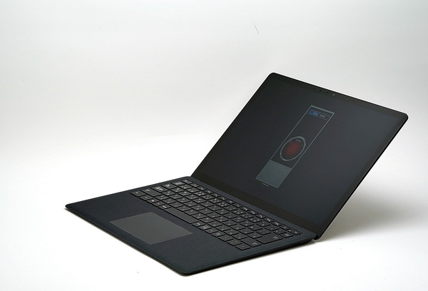 ASCII.jp：Surface Laptop 2 実機レビュー = 黒くてデキるヤツになって ...