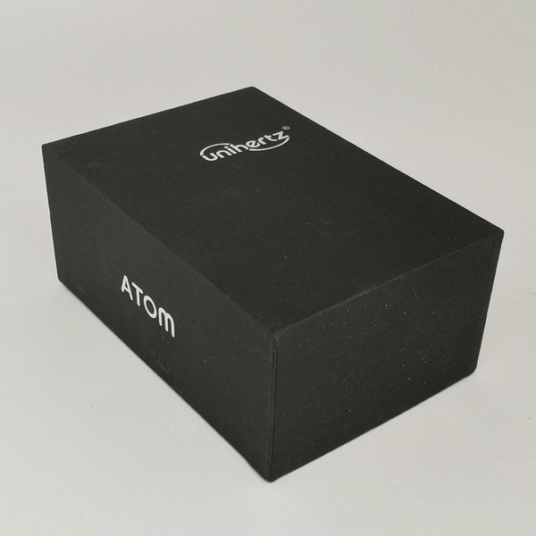 Jelly Proの白箱に対して、タフで強靭そうな印象を持つAtomの黒箱