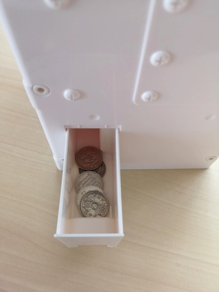 背面のコインボックスを引き出すと、投入された硬貨を回収できる