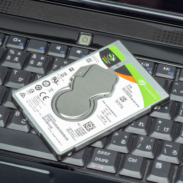 ASCII.jp：SSHD「FireCuda」で8年前のPCをより速く蘇らせる！ (1/3)