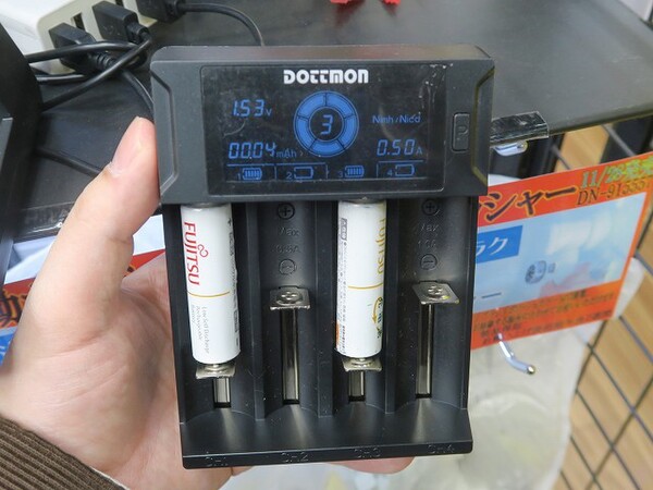 ASCII.jp：リチウムイオン電池を充電できて充電状況もわかるUSB充電器