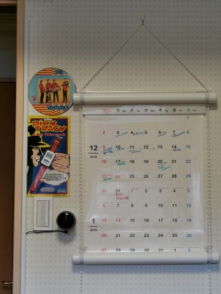 ロールカレンダーに壁面を奪われたガジェットを2個ほど隙間に戻してみた