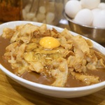 神戸三宮のガッツリ系「肉盛りカレー」専門店で味わう最高のスタミナ飯