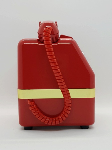 ハンドセット（受話器）の赤いカールコードの懐かしさ。電話しながらねじるお姉さんがよくいたものだ